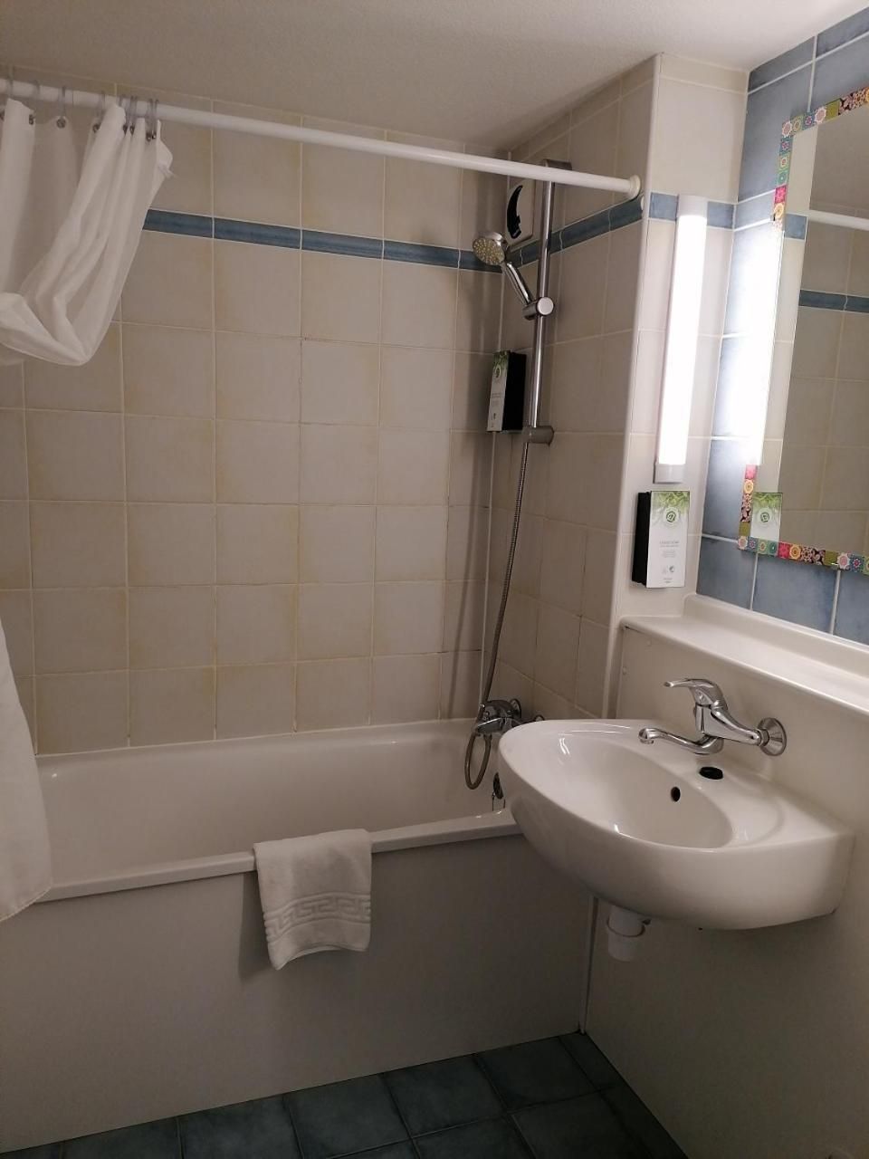 Kyriad Blois Nord Triple Room (2 Single Beds + 1 Junior Bed) 2