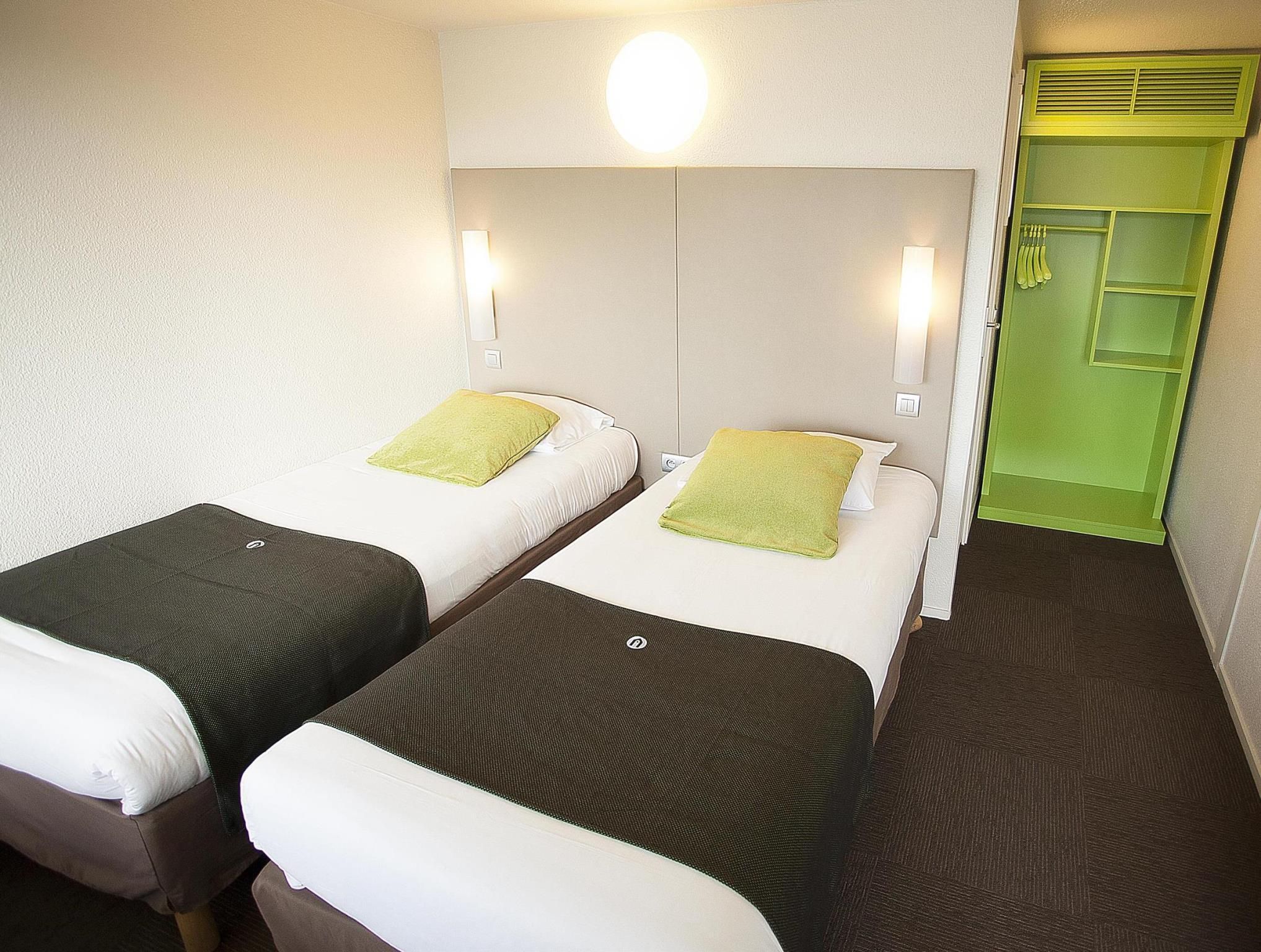 2 Single Beds