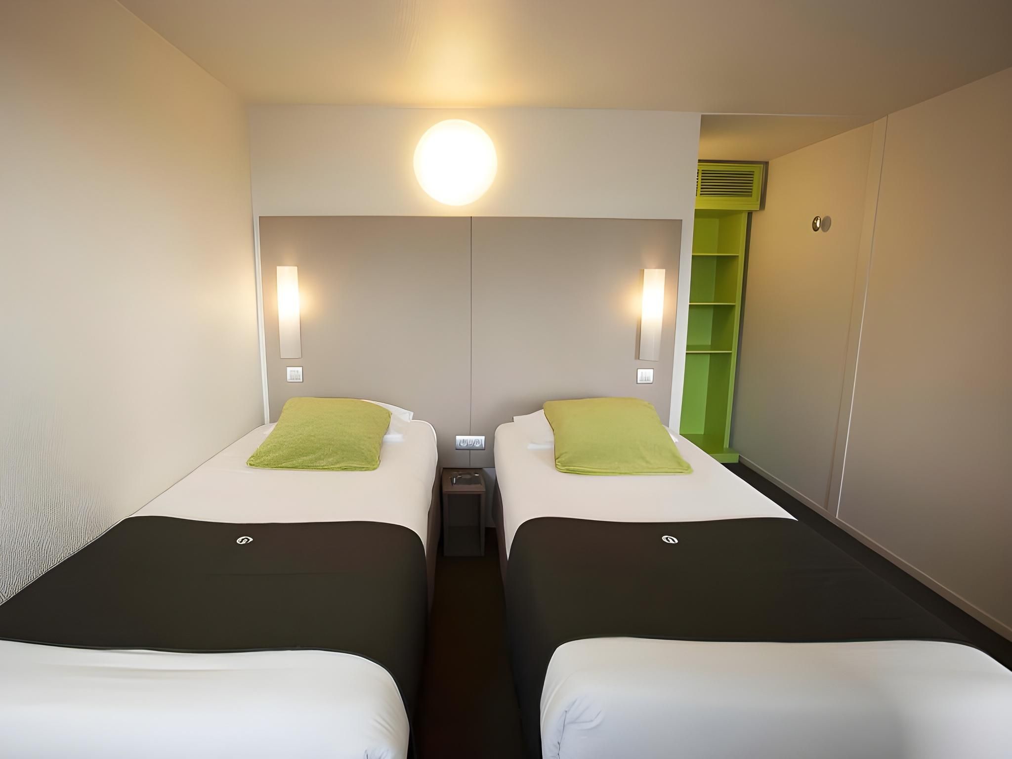 2 Single Beds