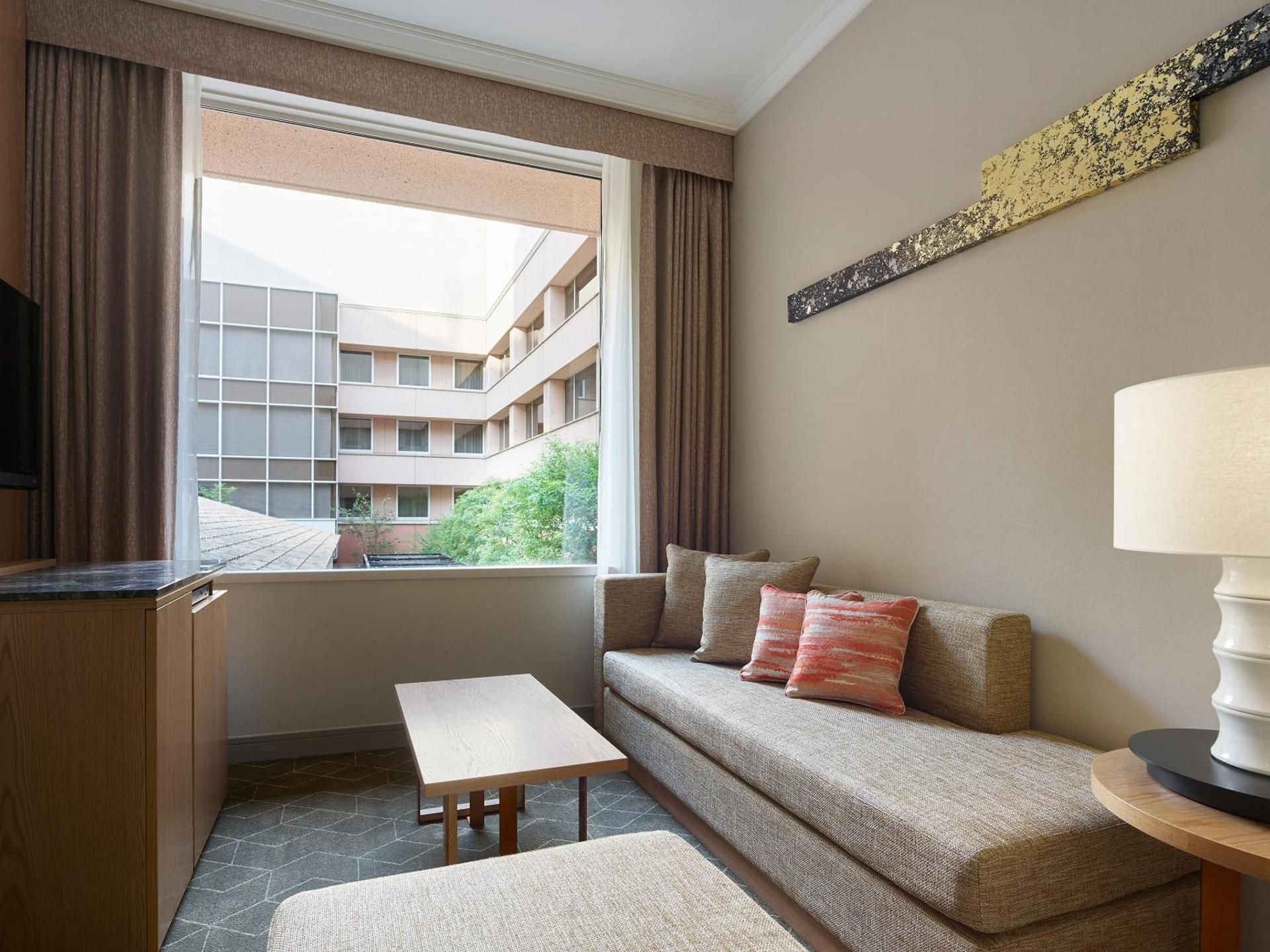 Deluxe - 1 King Bed with Patio View