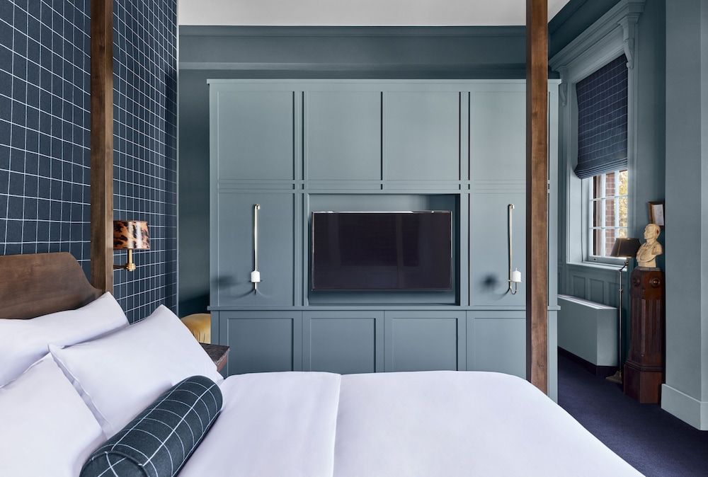 Suite, Accessible, Bathtub (Alfred, Mobility/Hearing)