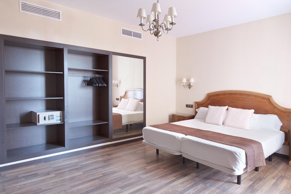 Royal Suite, 2 Bedrooms, Jetted Tub, Sea View