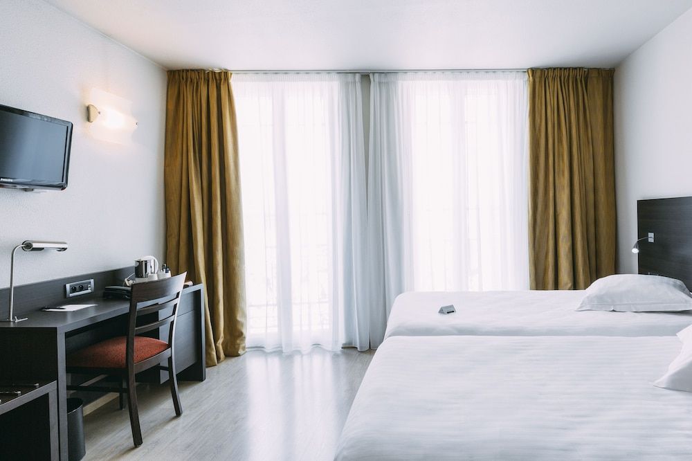 undefined Escale Oceania Marseille Vieux Port 2