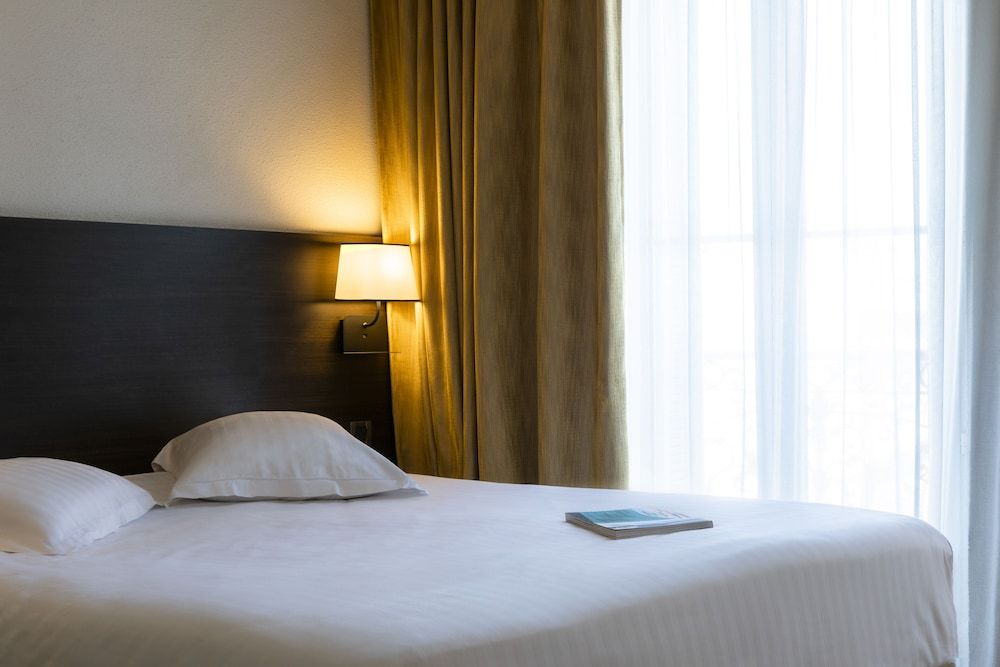 undefined Escale Oceania Marseille Vieux Port 5