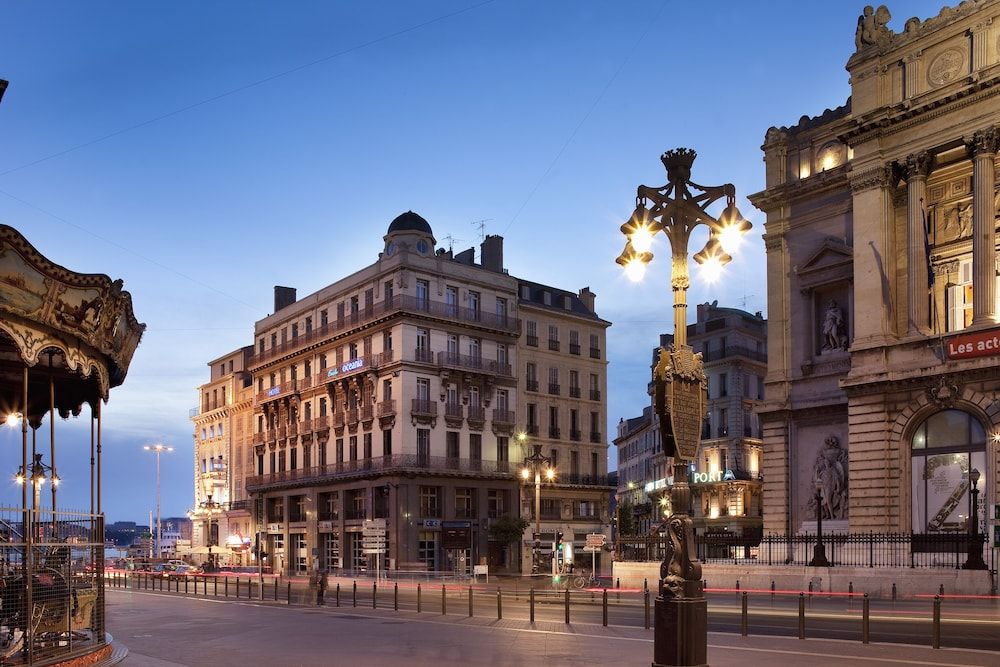 undefined Escale Oceania Marseille Vieux Port 6