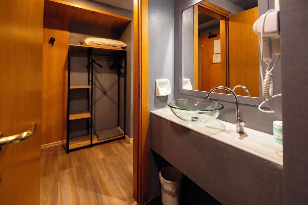 Scheppers Hotel Standard Double Room 9