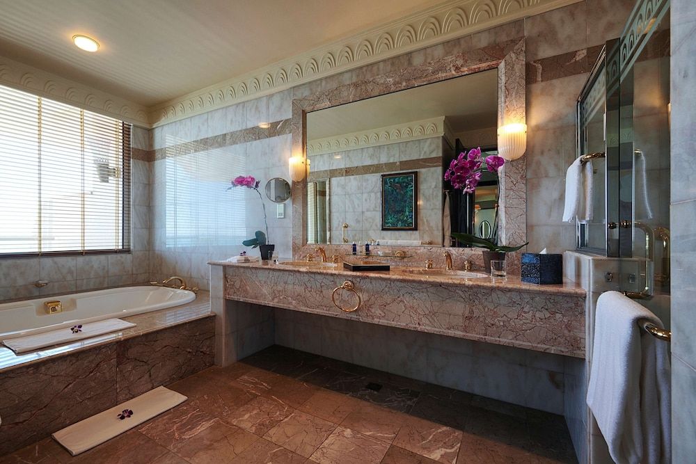 The Empire Brunei Deluxe Room 2