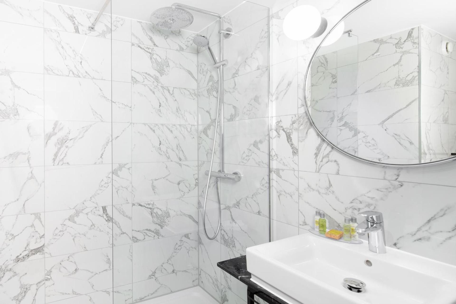 Hilton Garden Inn London Heathrow Airport Queen Room 3