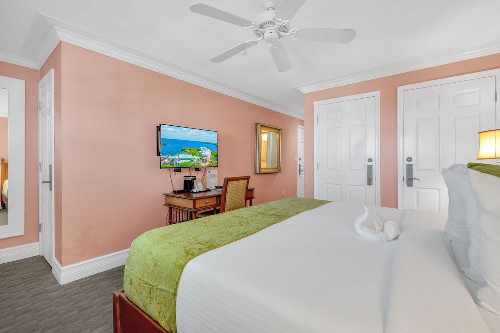 Dove Creek Resort & Marina, Trademark Collection by Wyndham Room, 1 King Bed, Non Smoking, Ocean View 6