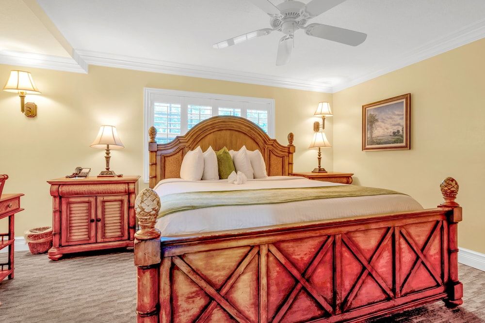 Suite, 1 King Bed, Non Smoking, Ocean View