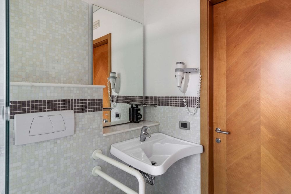 B&B Hotel Modena Standard Double Room, Accessible 5