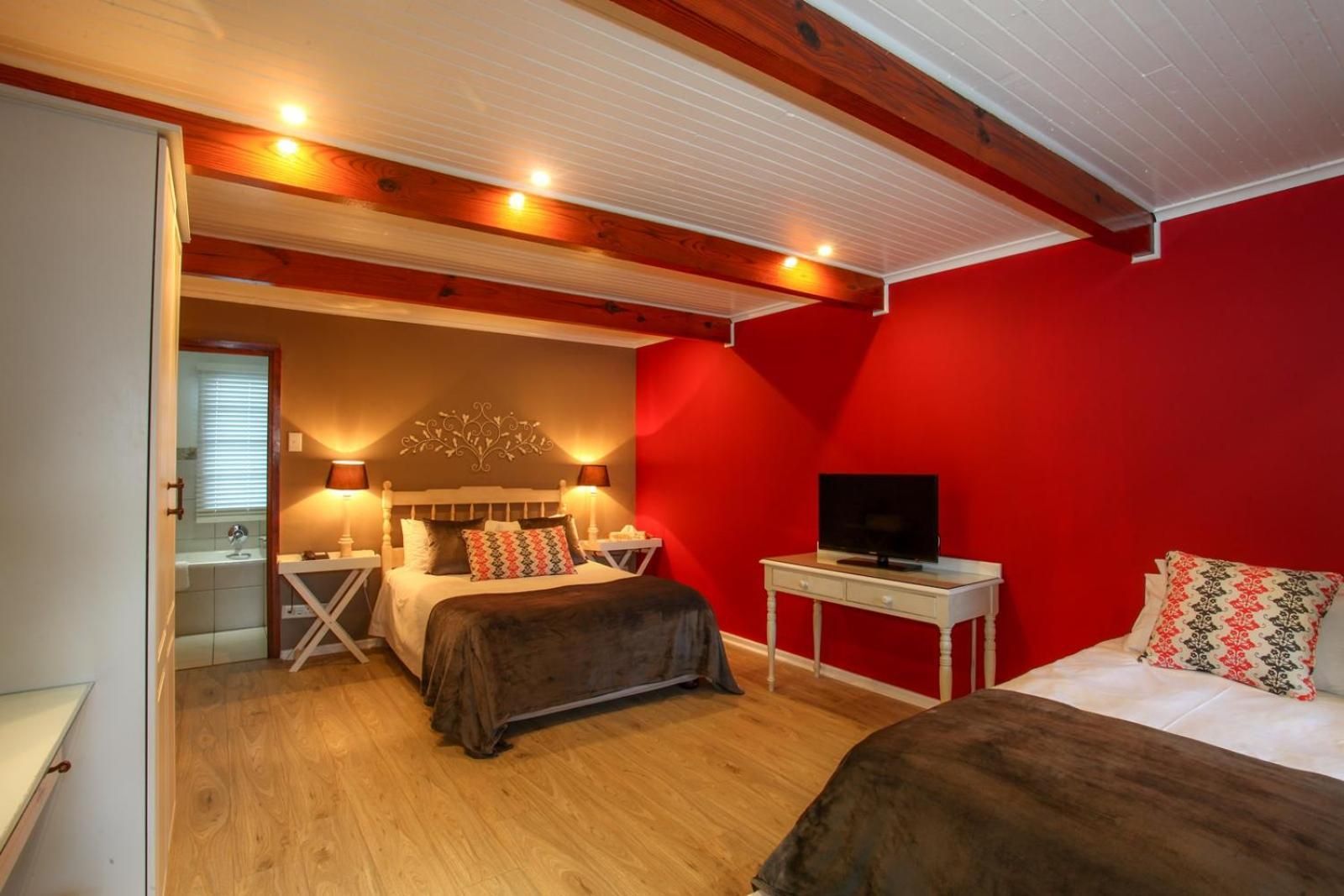 Chalet - West Log Room