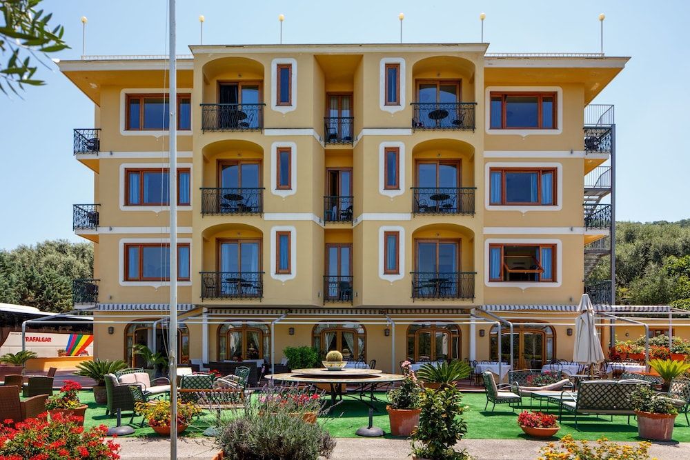 undefined Johanna Park Hotel 8