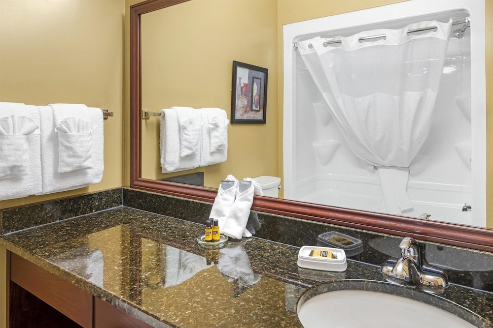 Best Western Plus Grand-Sault Hotel & Suites Executive Room, 2 Queen Beds, Non Smoking, Refrigerator & Microwave 5