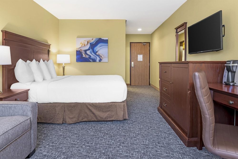 Best Western Plus Grand-Sault Hotel & Suites Standard Room, 1 Queen Bed, Non Smoking, Refrigerator & Microwave (with Sofabed)
