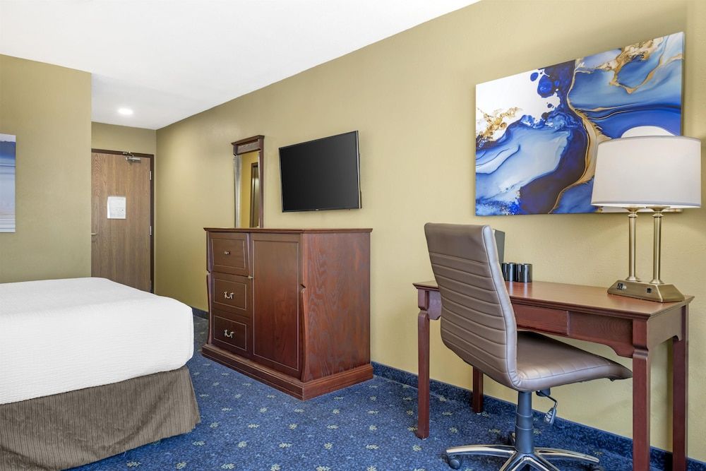 Best Western Plus Grand-Sault Hotel & Suites Standard Room, 1 Queen Bed, Non Smoking, Refrigerator & Microwave 3
