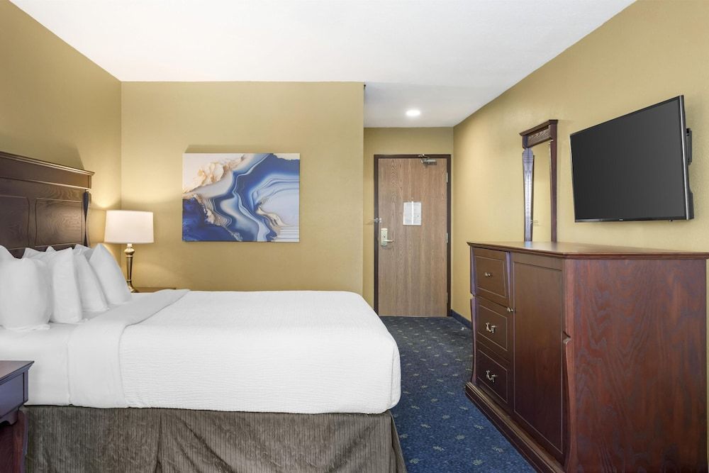 Best Western Plus Grand-Sault Hotel & Suites Standard Room, 1 Queen Bed, Non Smoking, Refrigerator & Microwave 2