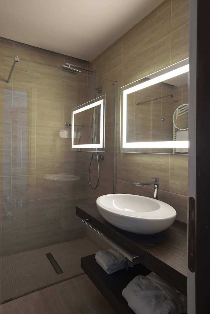 Deluxe Double or Twin Room, Lake View