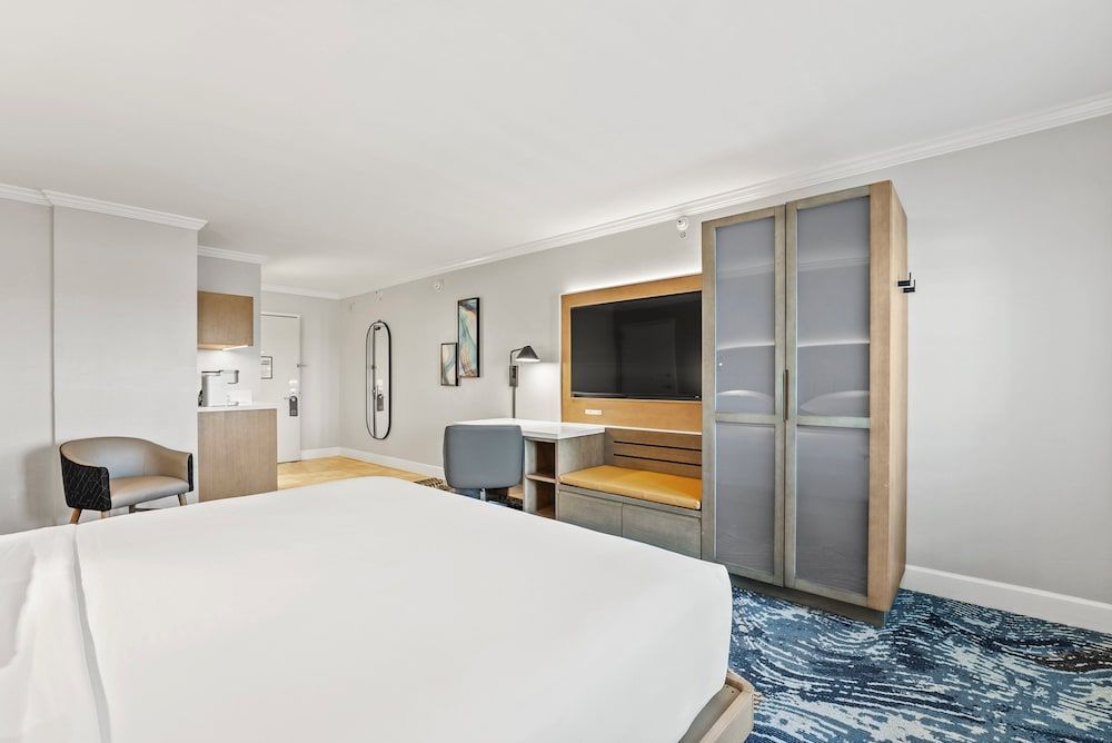 Crowne Plaza Orlando - Downtown by IHG Standard Room, 1 King Bed 5