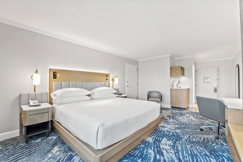 Crowne Plaza Orlando - Downtown by IHG Standard Room, 1 King Bed 4