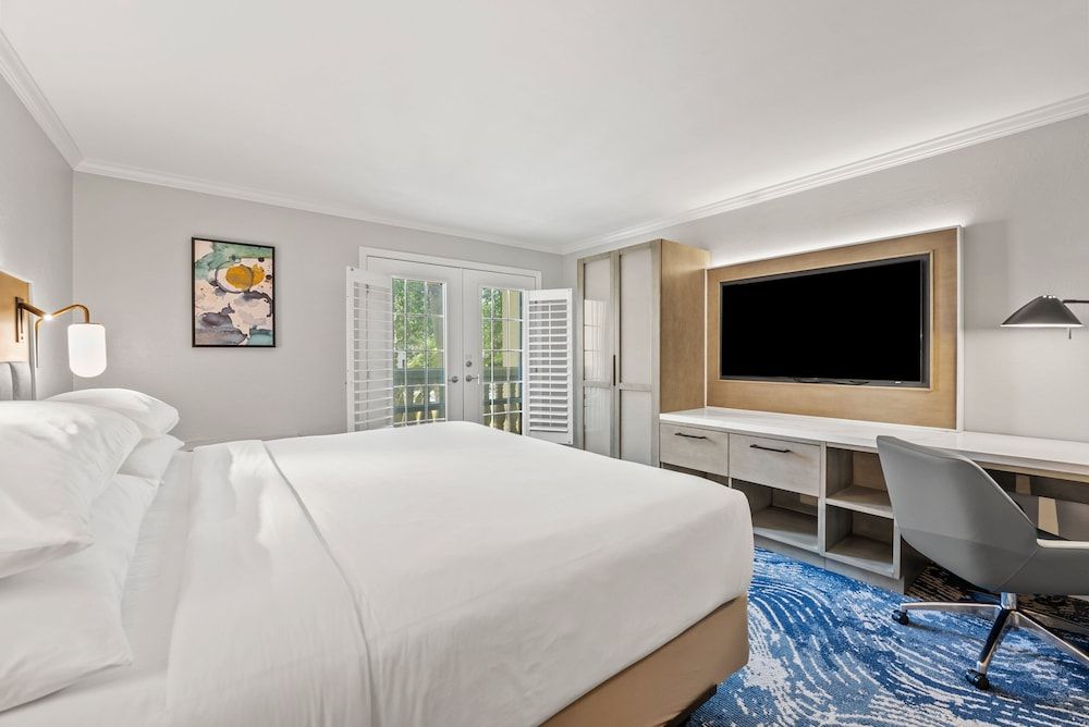 Crowne Plaza Orlando - Downtown by IHG Standard Room, 1 King Bed 8