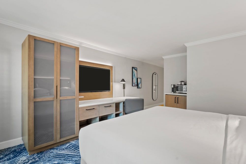 Crowne Plaza Orlando - Downtown by IHG Standard Room, 1 King Bed 2