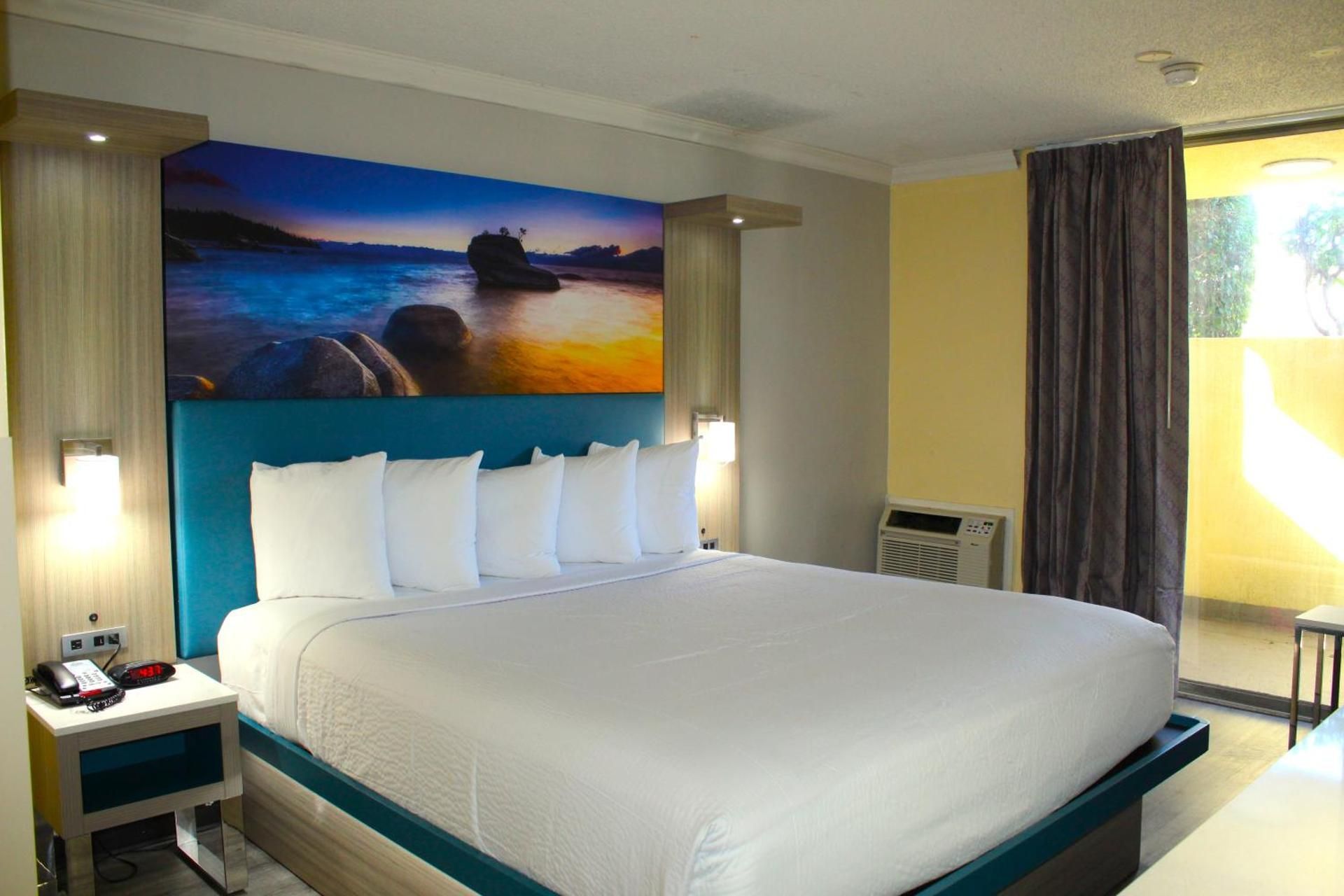 1 King Bed Smoking