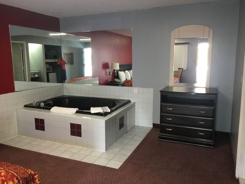 Haven Inn and Suites Suite, 2 Queen Beds, Smoking, Jetted Tub 10