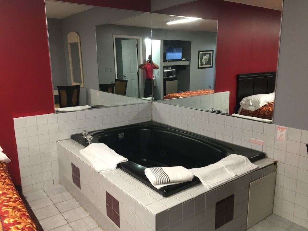 Haven Inn and Suites Suite, 2 Queen Beds, Smoking, Jetted Tub 9