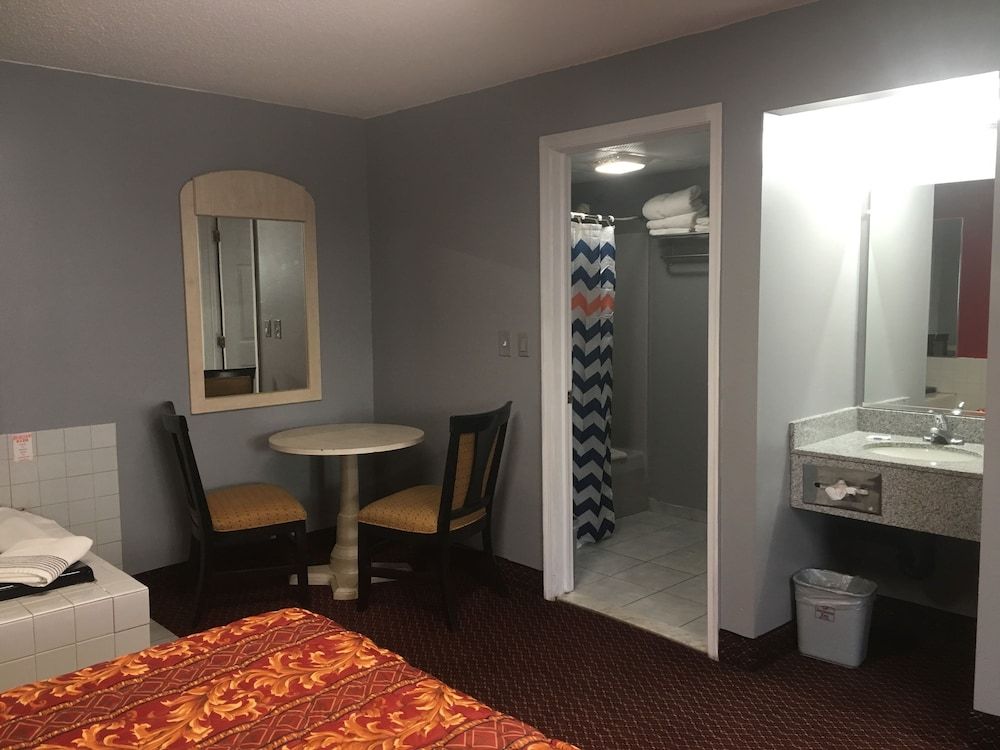Haven Inn and Suites Suite, 2 Queen Beds, Smoking, Jetted Tub 16