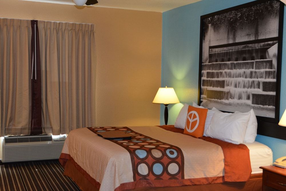 Super 8 by Wyndham Austin/Airport South Standard Room, 1 King Bed 2