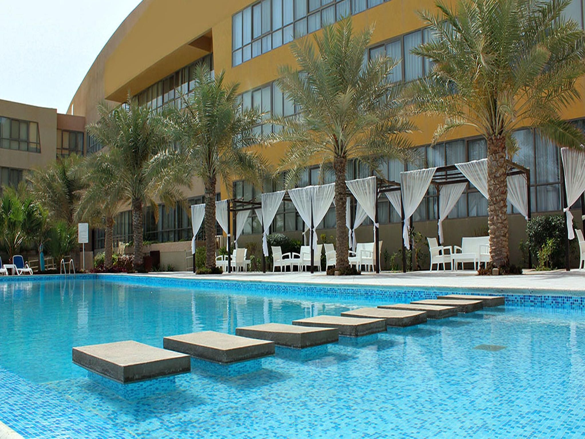 swimming pool [outdoor]