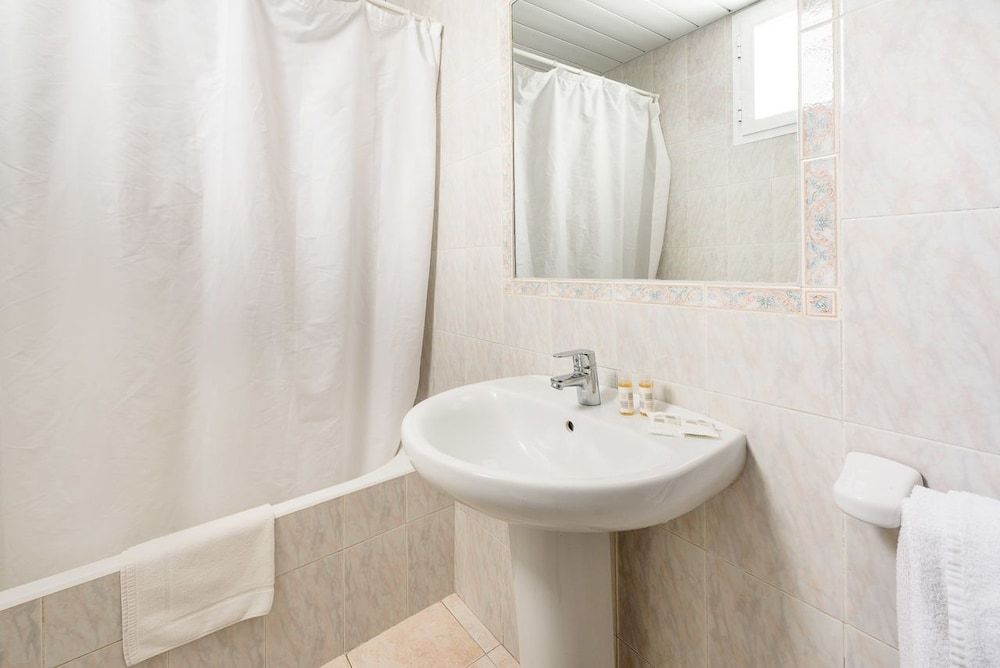 Hotel Florencio Standard Room 4