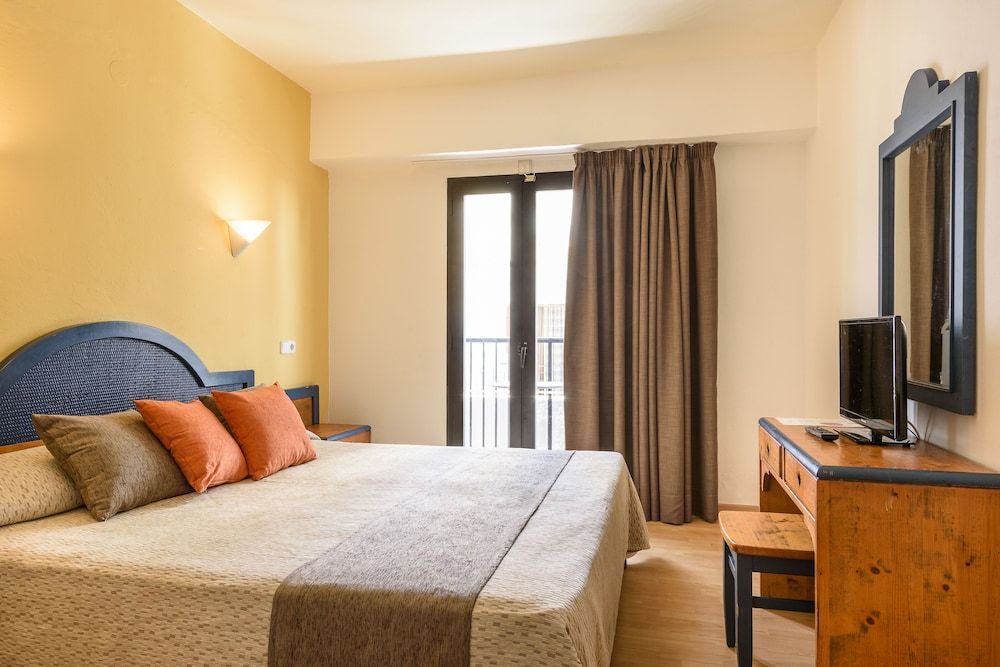 Hotel Florencio Basic Quadruple Room 3