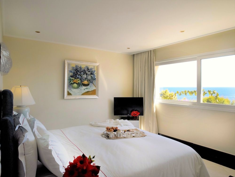 Exclusive Three-Bedroom Maisonette Individual Pool