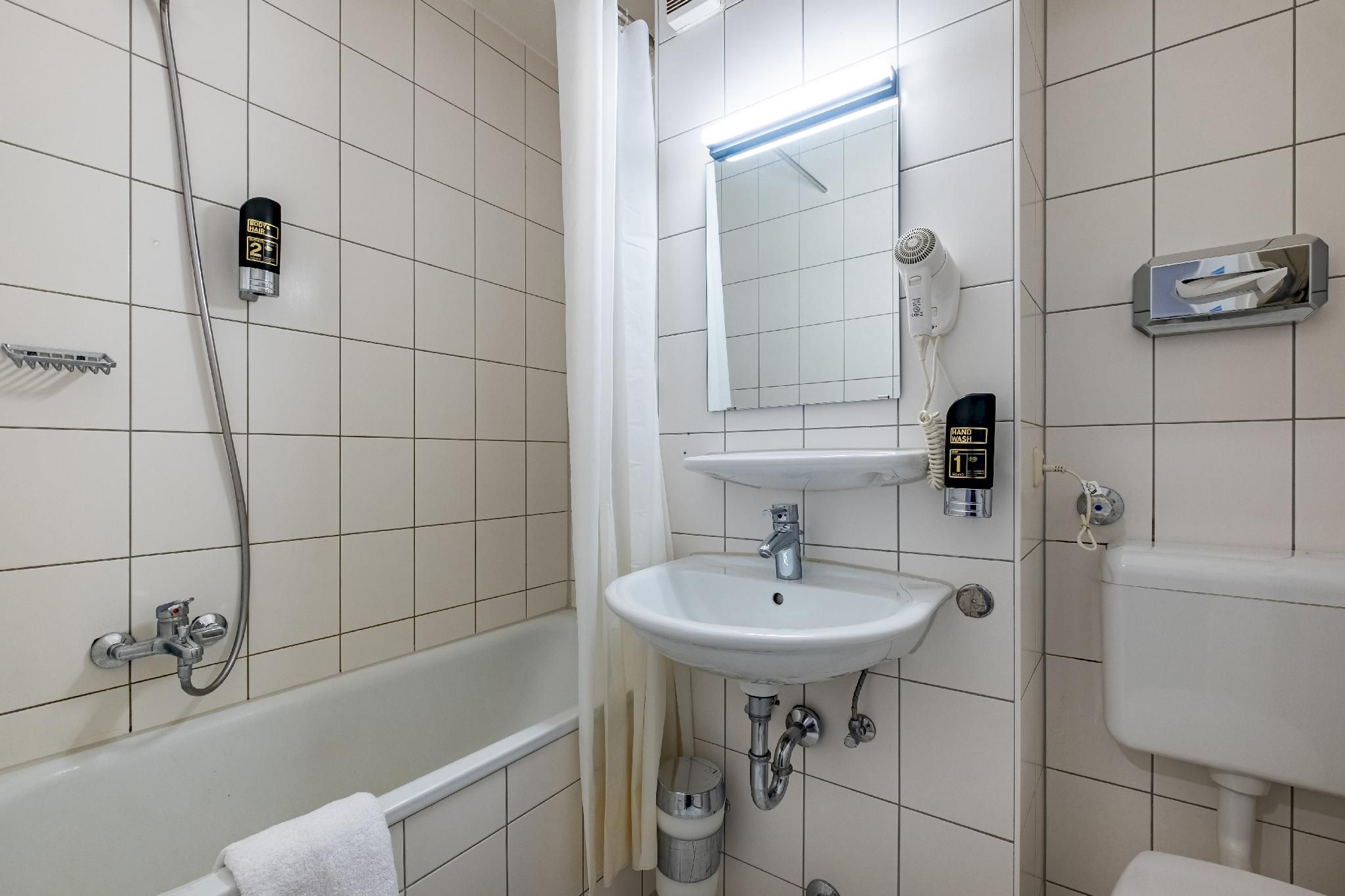 a&o Munich Hauptbahnhof Twin Room 3