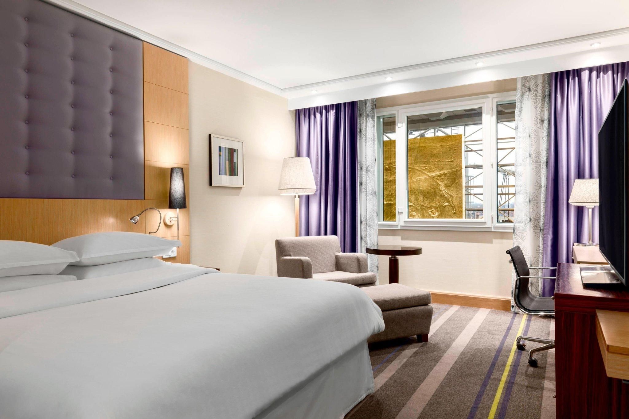 Family Suite, Connecting Guest room, Bedroom 1: 1 King, Bedroom 2: 2 Twin