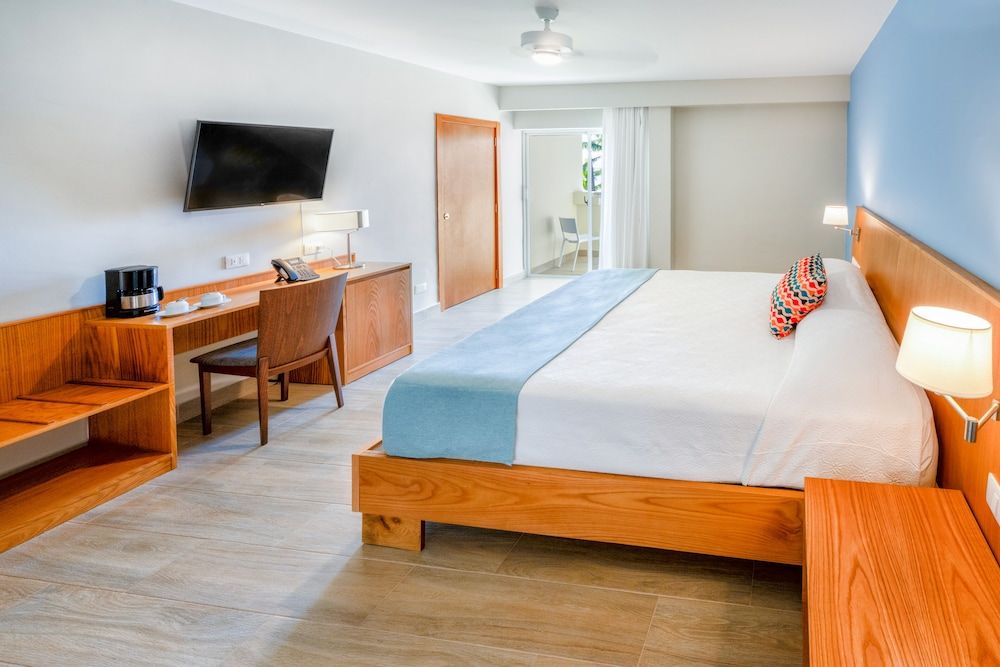Superior Room, 1 King Bed, Balcony, Garden View