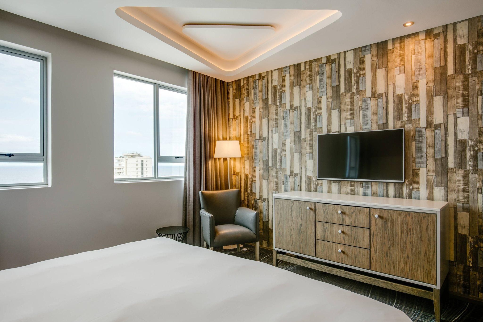 1 Bedroom Suite, 1 King, Partial ocean view