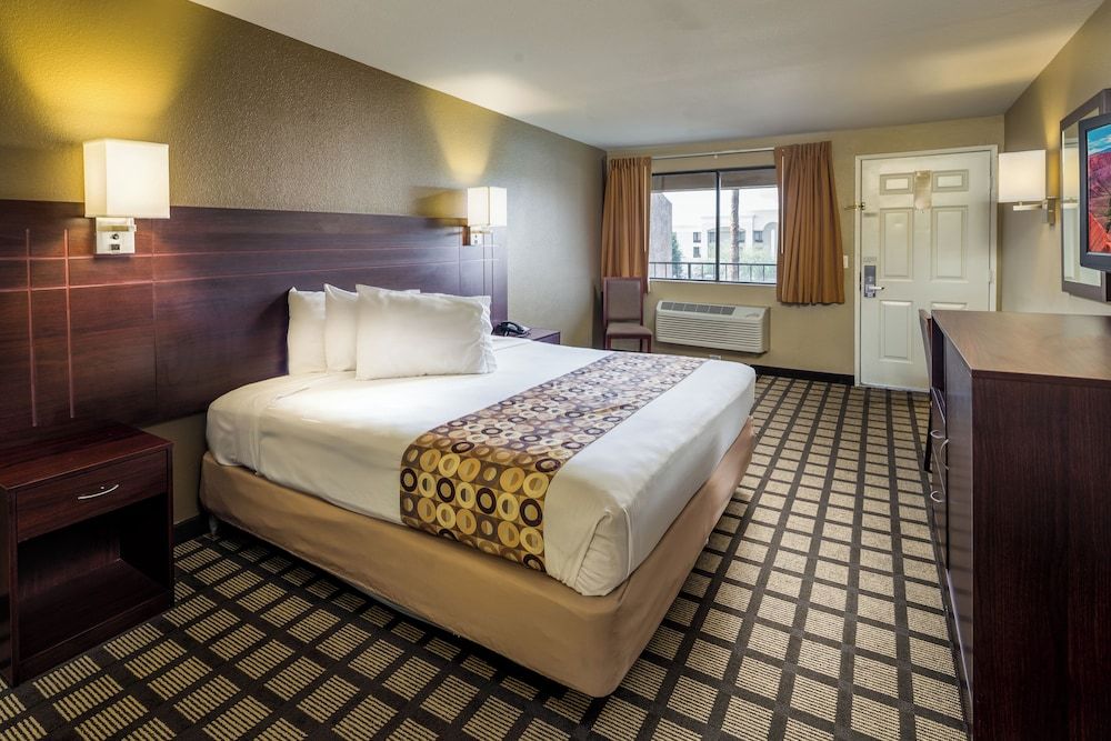 Travelers Inn Single King Bed Nonsmoking