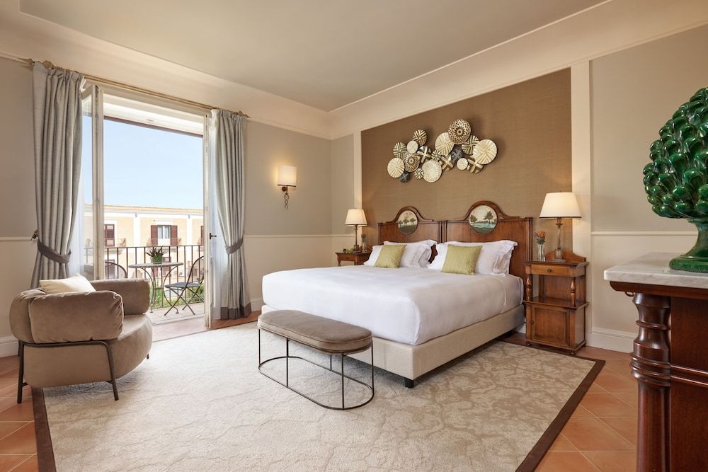Suite, Pool View