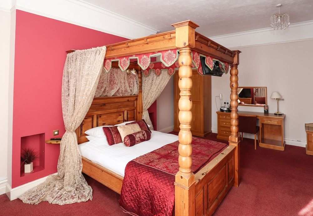 Royal Exeter Hotel Four Poster Suite 3