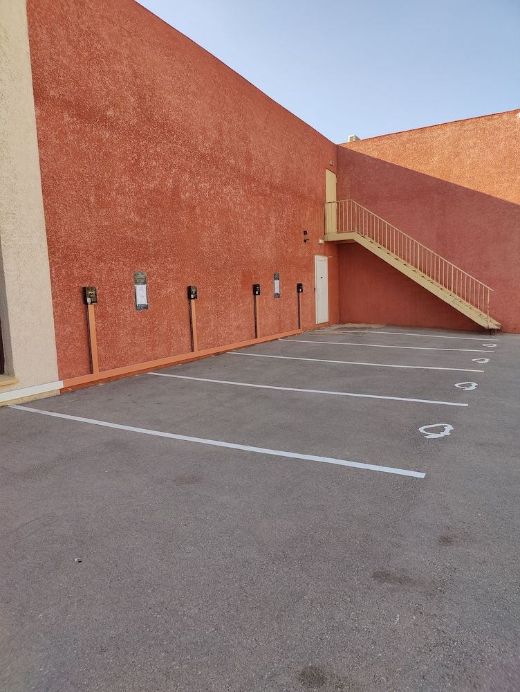 Electric vehicle charging station