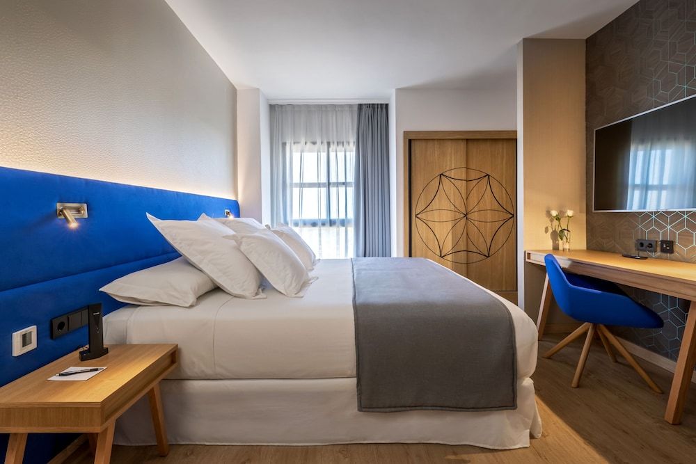 Barceló Cáceres V Centenario Deluxe Triple Room 4