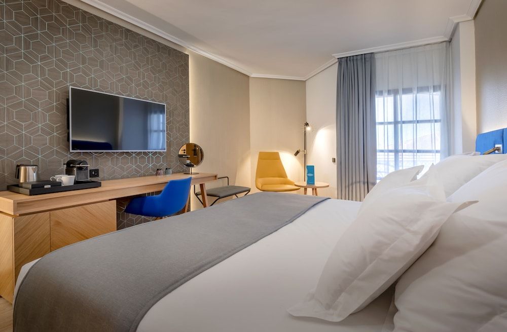 Barceló Cáceres V Centenario Deluxe Triple Room 2