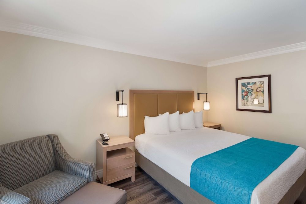 Best Western Woodland Hills Inn Standard Room, 1 King Bed, Non Smoking, Patio 2