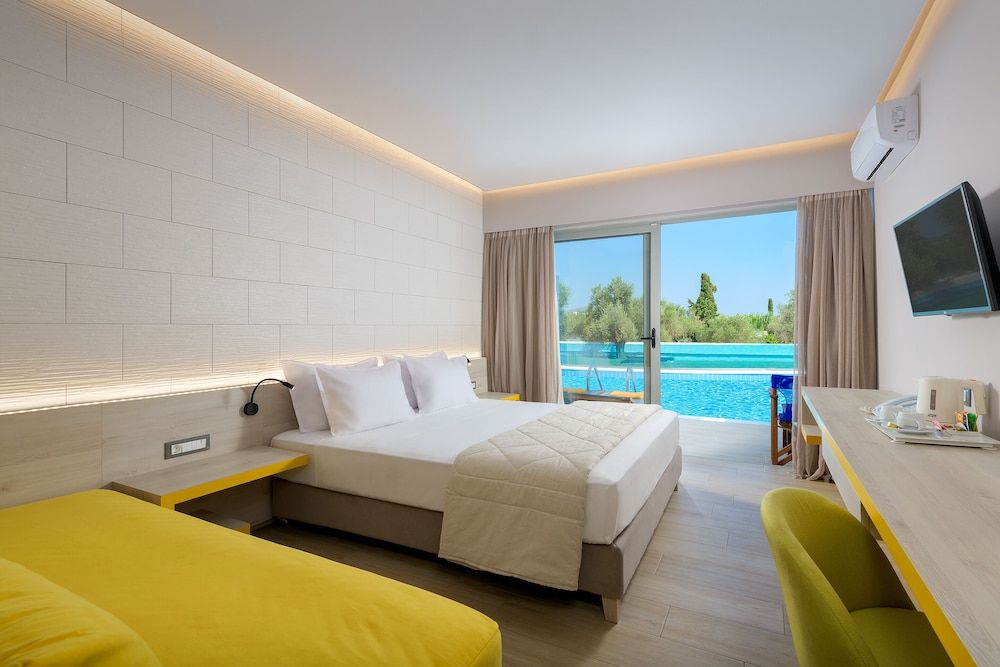 Deluxe Double Room (with Sharing Pool)