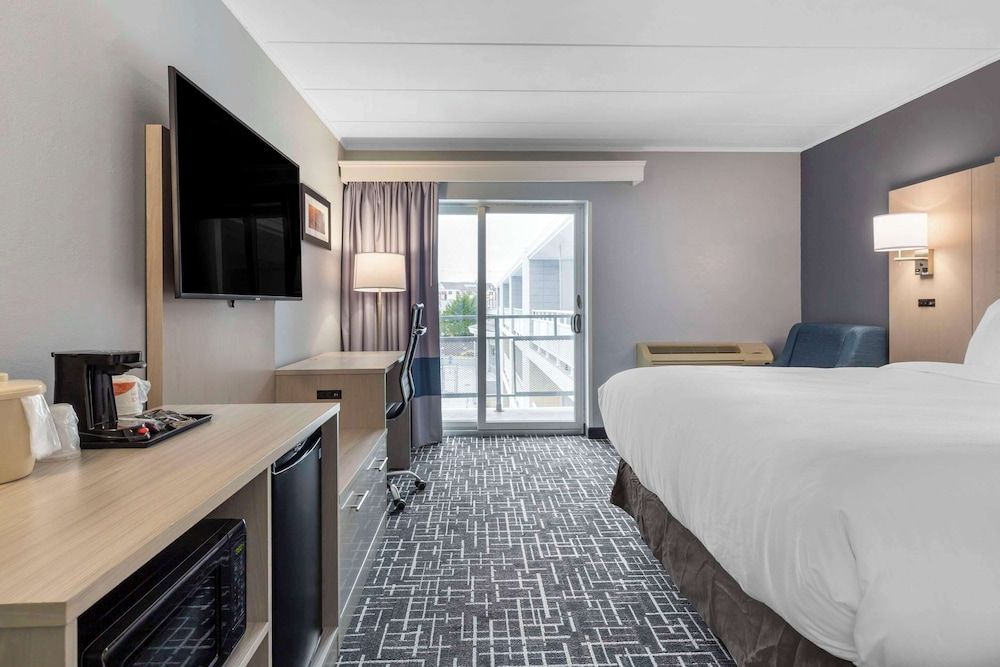 Comfort Inn Hyannis - Cape Cod Room, 1 King Bed, Accessible, Non Smoking 5