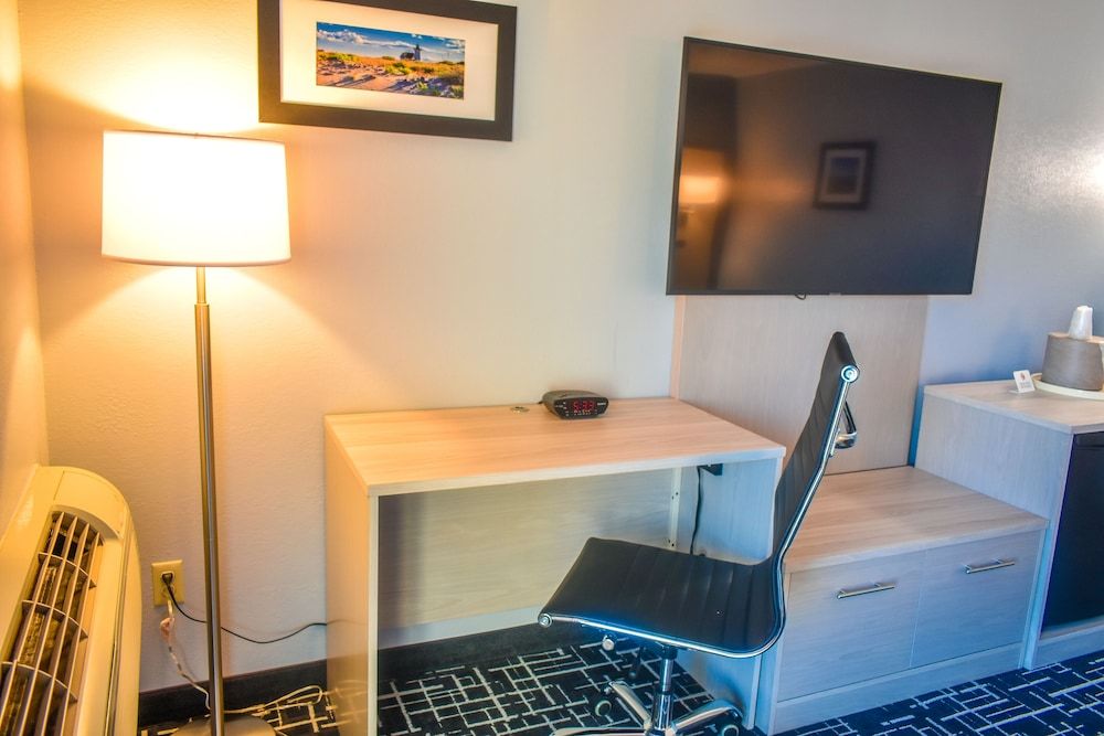 Comfort Inn Hyannis - Cape Cod Room, 1 King Bed, Accessible, Non Smoking 11