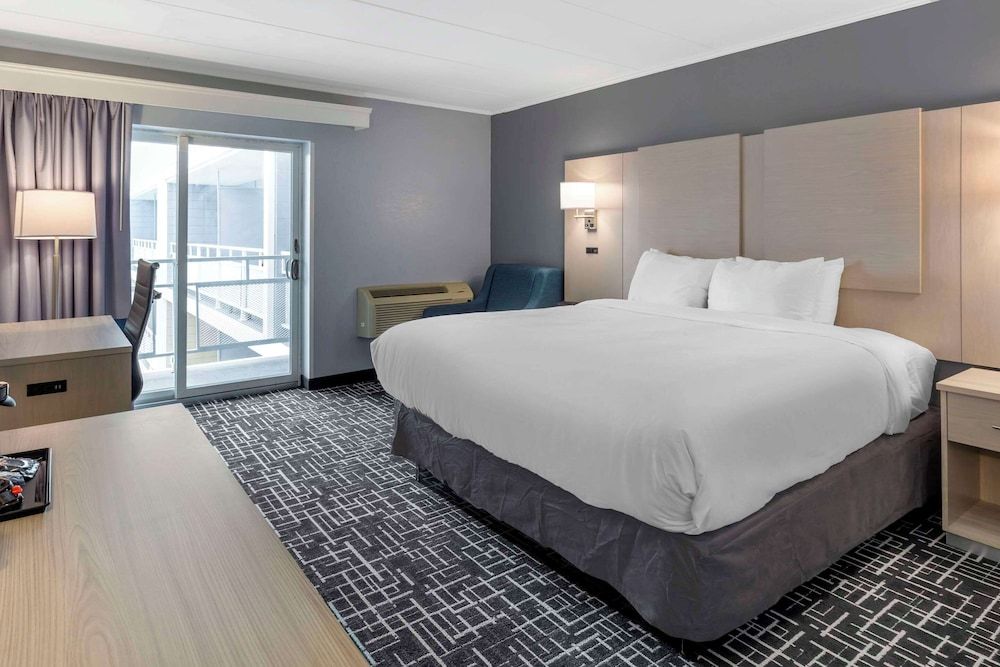 Comfort Inn Hyannis - Cape Cod Room, 1 King Bed, Accessible, Non Smoking 4